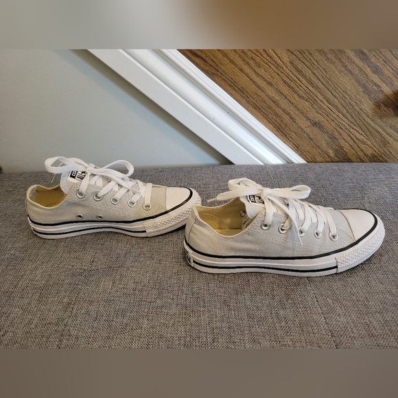 Like New Women's Converse Size 5. - Picture 5 of 8
